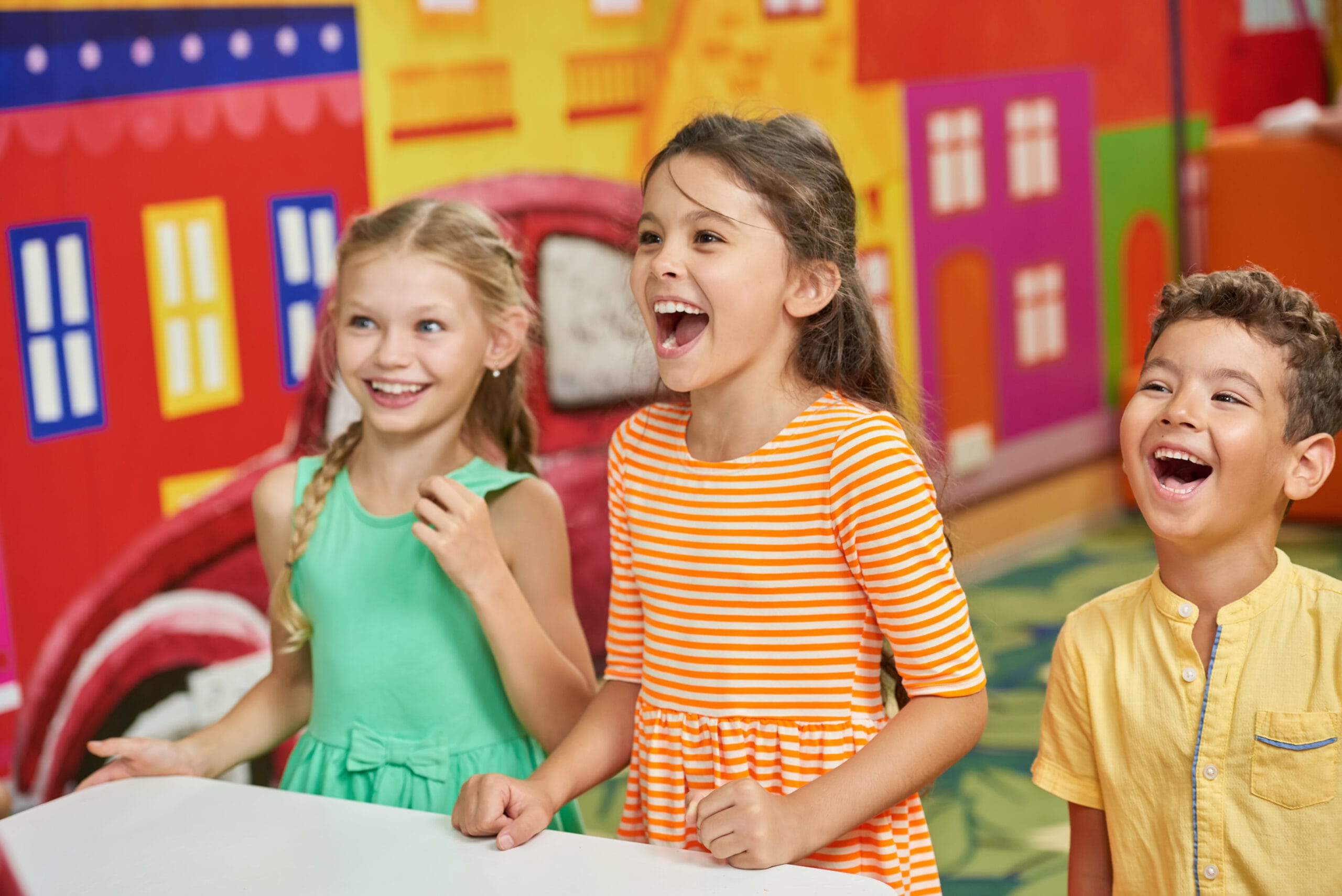 Enfants qui jouent et rient lors d'une animation club enfants camping — Ludéo Kids